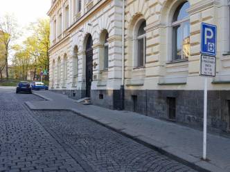 Parkujte u příbramské radnice