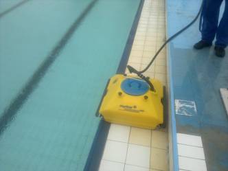 SZM pořídilo nového robota na čištění bazénu